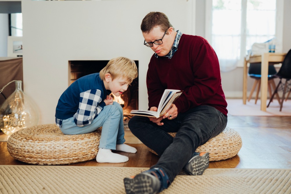 Personnes porteuses de trisomie 21 - un adulte et un enfant